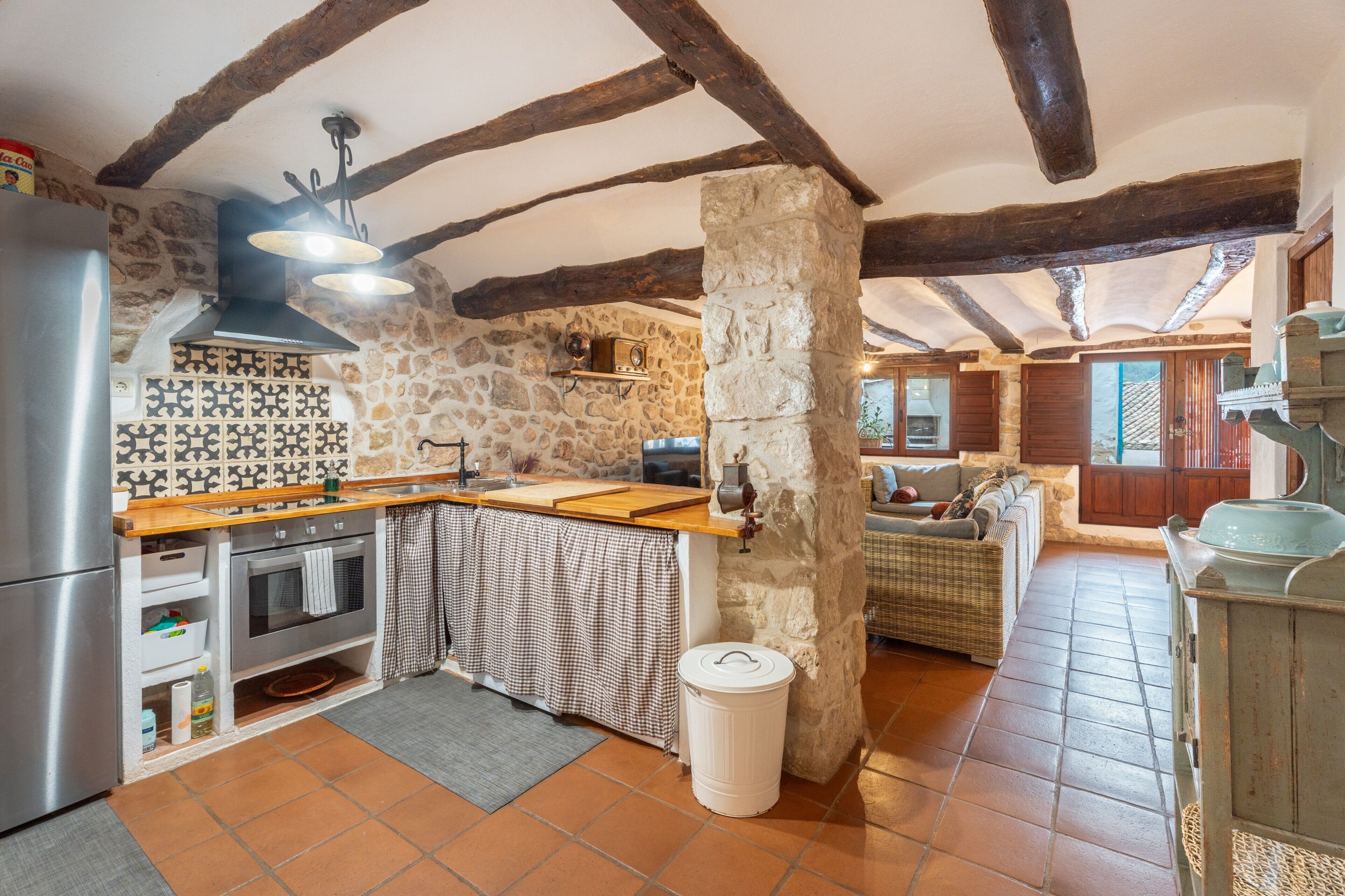 冷蔵庫、電子レンジ、オーブン、コンロ