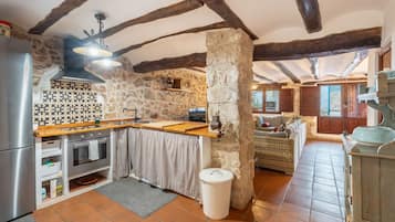 Een koelkast, een magnetron, een oven, een kookplaat