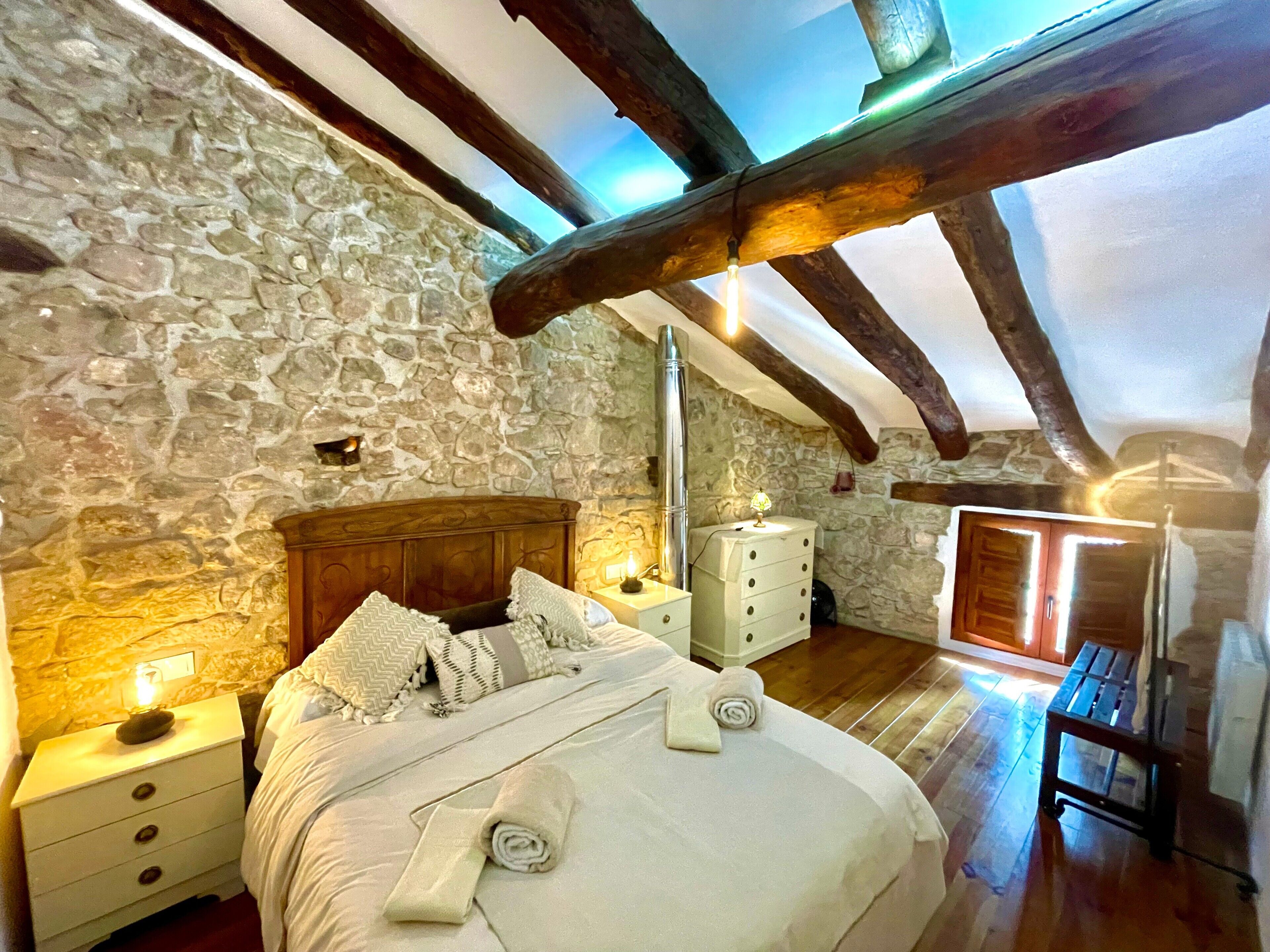 5 室のベッドルーム、WiFi (無料)、ベッドシーツ