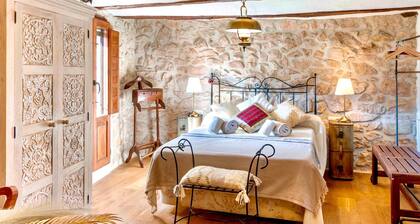 Country House 'La Casuna' with Mountain View, Private Terrace and Wi-Fi