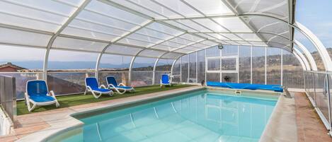 Een verwarmd zwembad