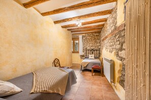 2 多间卧室、熨斗/熨衣板、免费 WiFi、床单