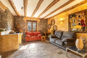 TV, ping pong - Apartment 'La Viña' with Mountain Views, Wi-Fi and Air Conditioning (Graus)