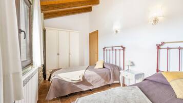 2 slaapkamers, een strijkplank/strijkijzer, gratis wifi, beddengoed