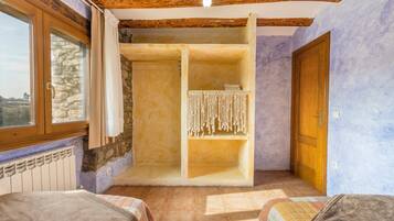 2 slaapkamers, een strijkplank/strijkijzer, gratis wifi, beddengoed