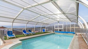 A covered swimming pool with blue chairs and a view of the landscape. - Apartment 'La Coma' with Mountain Views, Private Pool and Wi-Fi (Graus)