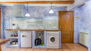 Réfrigérateur, micro-ondes, plaque de cuisson, lave-vaisselle