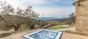 Apartment 'Guarta' with Mountain Views, Shared Pool and Wi-Fi