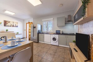 Refrigerador, microondas, placa de cocina, cafetera/tetera