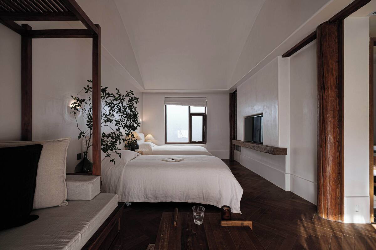 5 bedrooms, rollaway beds, free WiFi, bed sheets