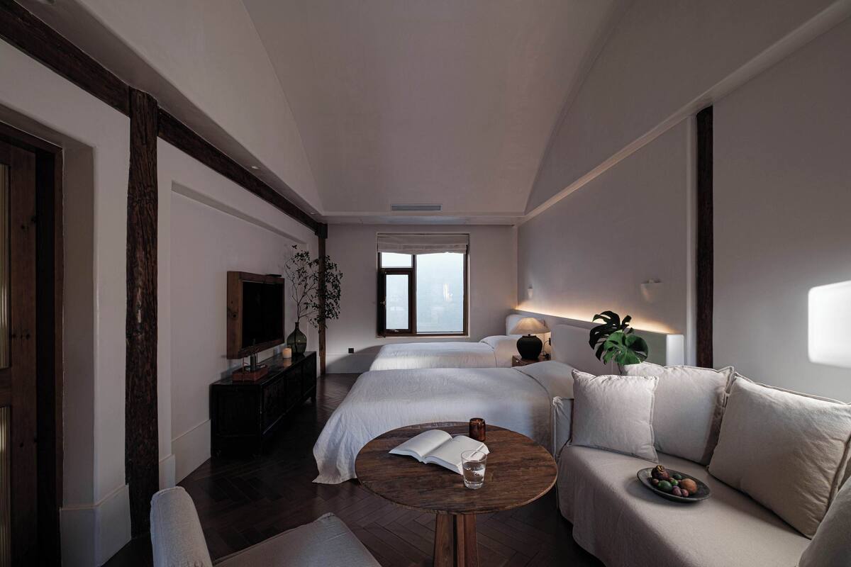 5 bedrooms, rollaway beds, free WiFi, bed sheets