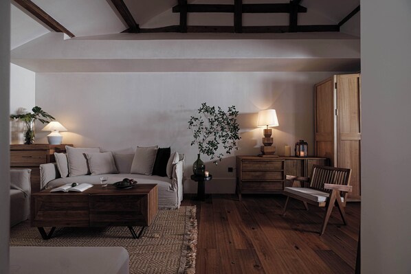 Luksussuite, terrasse, bakgårdsutsikt | Ekstrasenger (mot et tillegg), wi-fi (inkludert) og sengetøy