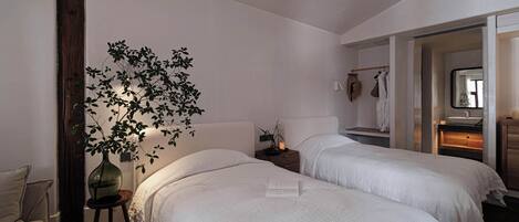 バスアメニティ (無料)、ヘアドライヤー、スリッパ、タオル