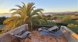 Property grounds - Villa sleeps 6 with terrace, sea view & Gulf of Ajaccio. Beach 4 minutes away (Pietrosella)