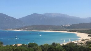 Una playa cerca