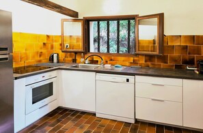 Private kitchen - Villa for 6 people, with a terrace and a view of the sea and the Gulf of Ajaccio. Beach 200 m away (Pietrosella)