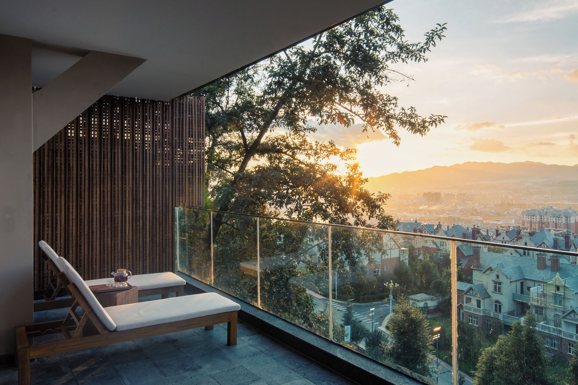 Free minibar, desk, laptop workspace, blackout curtains