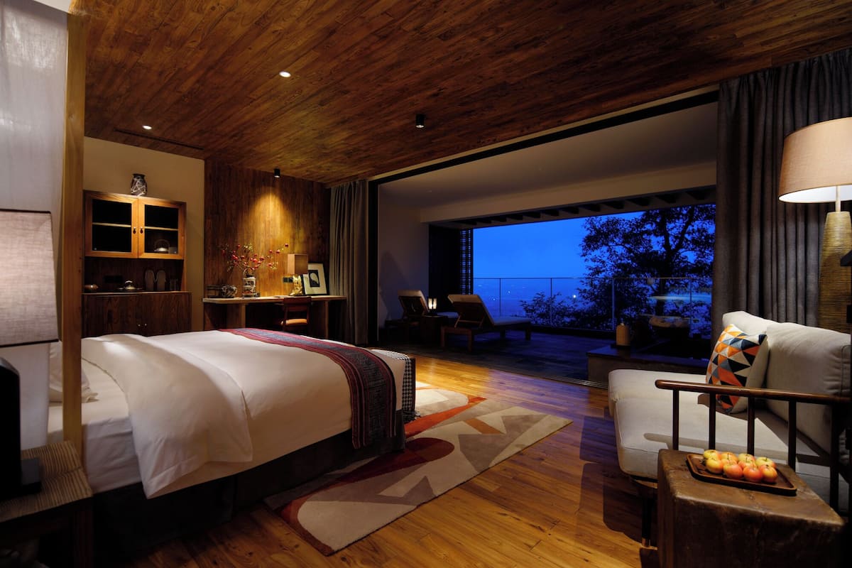 Habitación doble Deluxe, vista a la colina | Artículos del minibar gratis y escritorio
