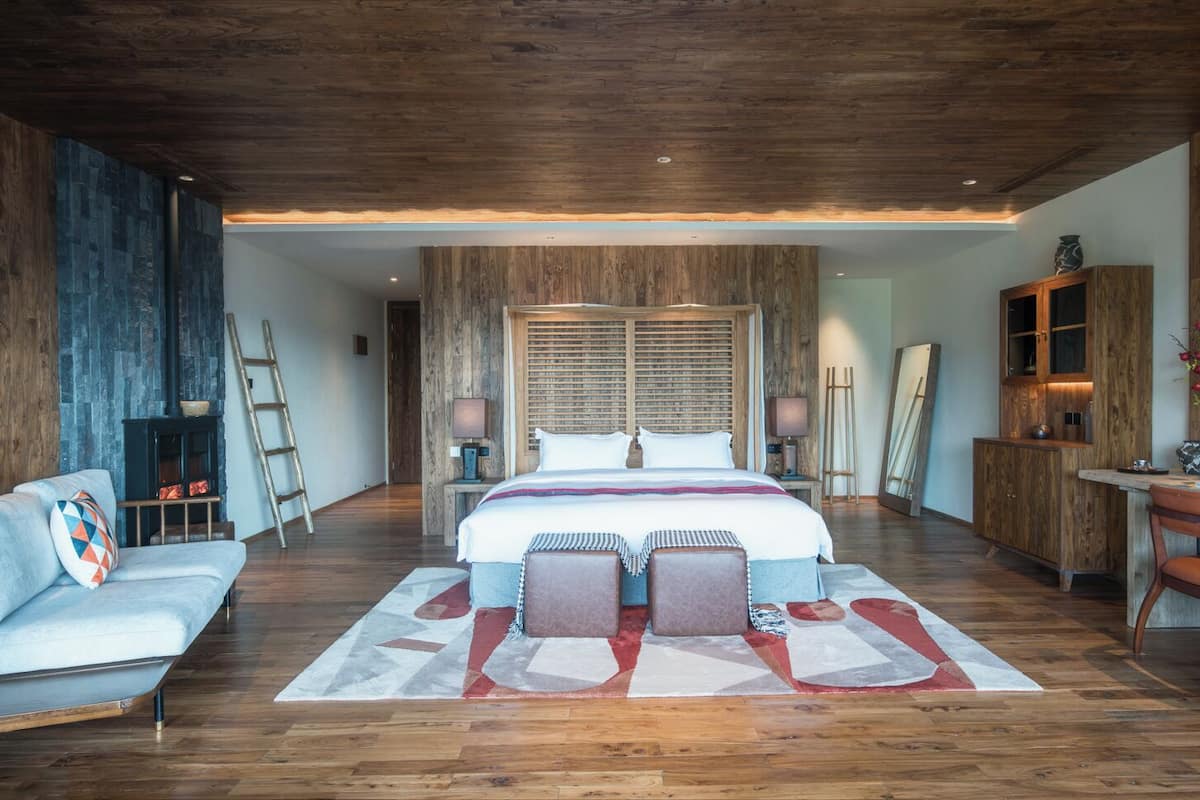 Habitación doble de lujo, vista a la montaña | Artículos del minibar gratis y escritorio