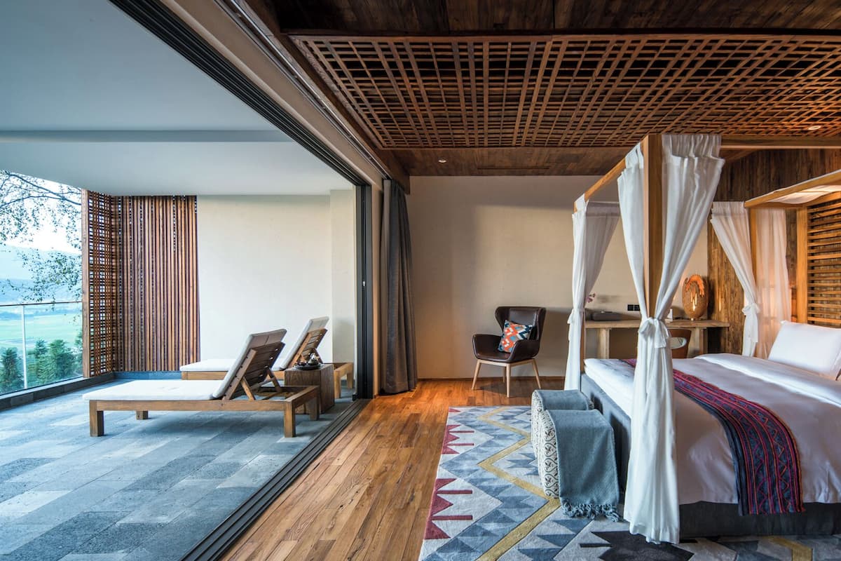Suite de lujo, vista a la montaña | Artículos del minibar gratis y escritorio