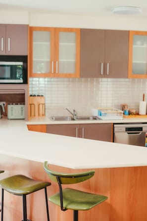 Een koelkast, een microgolfoven, een oven, een kookplaat