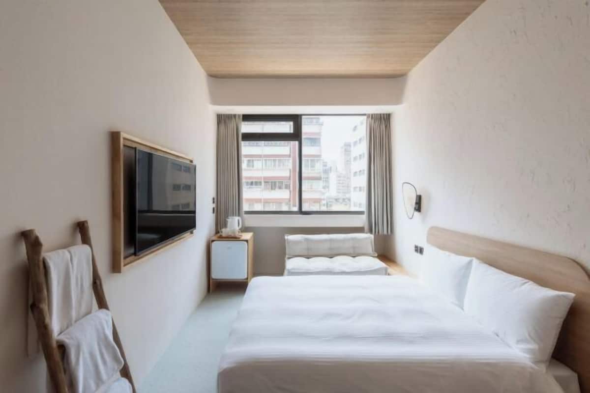 Desk, soundproofing, WiFi (free), bed sheets