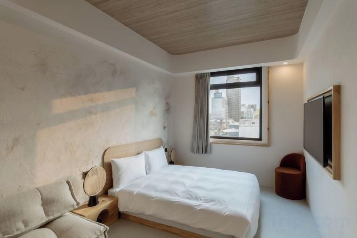 Escritorio, insonorización, wifi gratis y ropa de cama