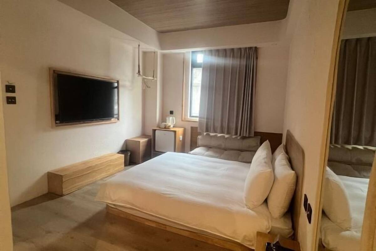 Desk, soundproofing, WiFi (free), bed sheets