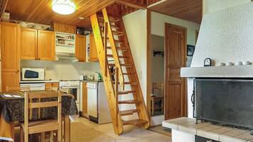 Kühlschrank, Mikrowelle, Geschirrspüler, Kochgeschirr/Geschirr/Besteck