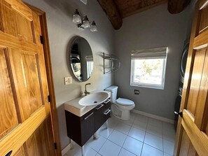 Bidet, toallas, papel de baño 