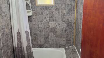 Haartrockner, Handtücher, Seife, Toilettenpapier