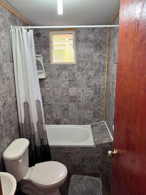 Secadora de cabello, toallas, jabón, papel de baño