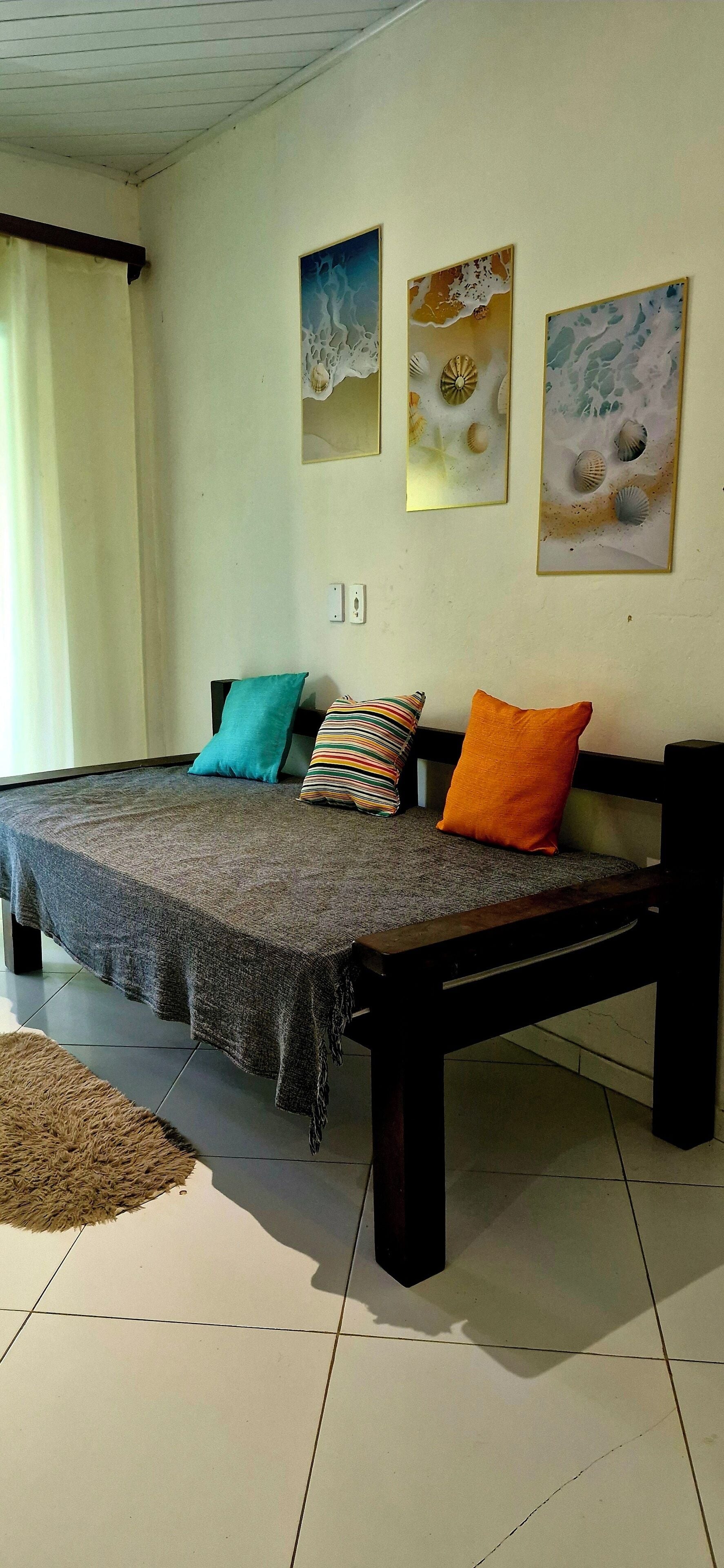 Apartamento família, sacada, vista para a piscina | Sala de estar