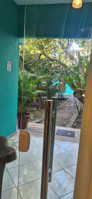 Apartamento conforto, varanda coberta, vista para a piscina | Vista do quarto