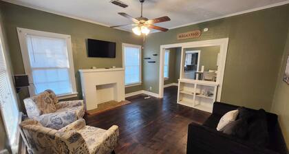 Charming 2 BR retreat in Shreveport, minutes from Casinos, airport & attractions