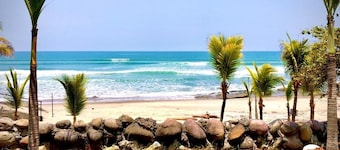 Welcome to Casa Pintada - Your Tropical Escape by the Beach!