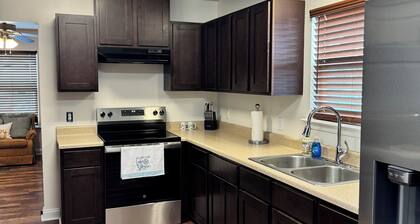 Charming 3-bedroom lake house with AC and WiFi in Vacherie