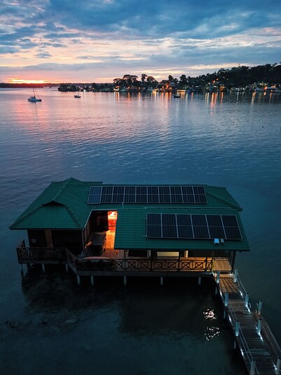 Beautiful 2 Bedroom-2 Bathroom OverWater Villa in Bastimentos, AC & Wifi