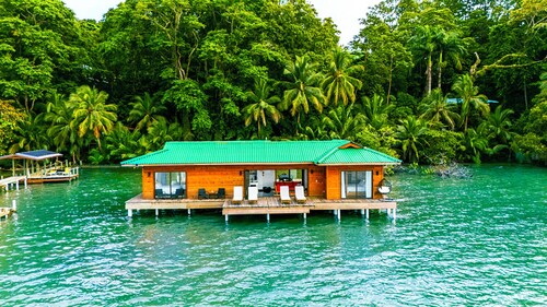 Beautiful 2BR/2BA Overwater Villa: Bastimentos, AC, Wifi, Kayaks & SUPs Included