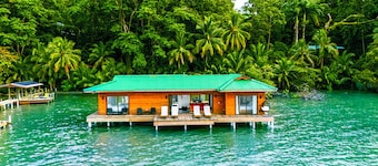 Beautiful 2BR/2BA Overwater Villa: Bastimentos, AC, Wifi, Kayaks & SUPs Included