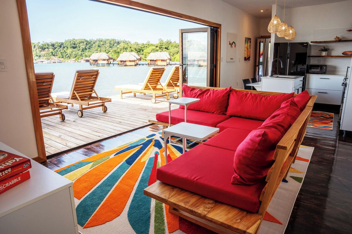 Smart-TV, bøker og stereoanlegg