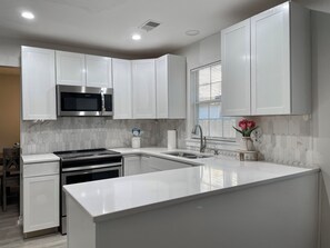 Fridge, microwave, oven, stovetop - Charming 4-bedroom house with AC and WiFi in Pleasant Charleston (Charleston)