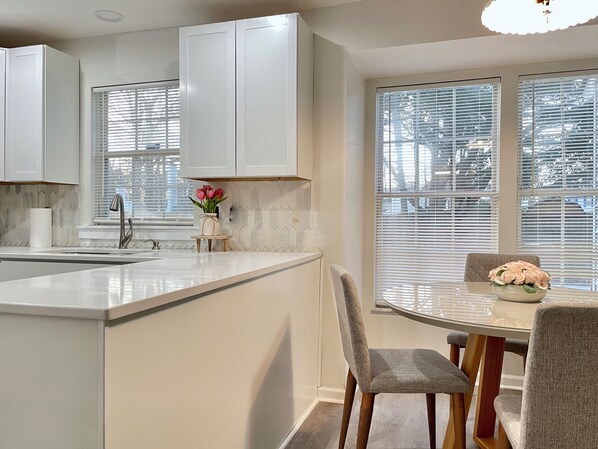 Fridge, microwave, oven, stovetop - Charming 4-bedroom house with AC and WiFi in Pleasant Charleston (Charleston)