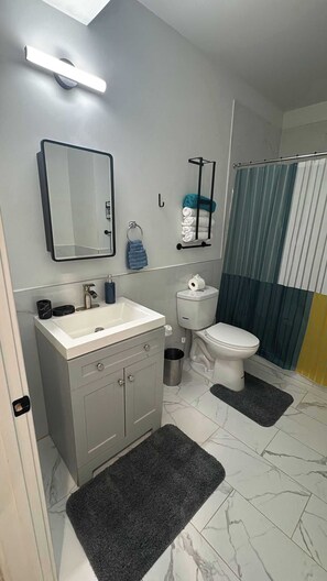 Toallas, jabón, shampoo, papel de baño