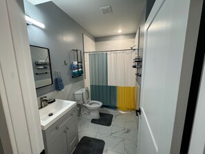 Toallas, jabón, shampoo, papel de baño