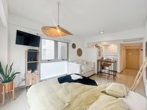 スタジオ ダブルベッド 1 台 | 客室ごとに異なる装飾、客室ごとに異なるインテリア、デスク、ノートパソコン用作業スペース