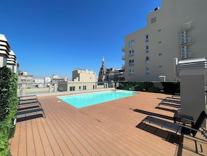 Piscine extérieure, accÚs possible de 9 h à 20 h, chaises longues