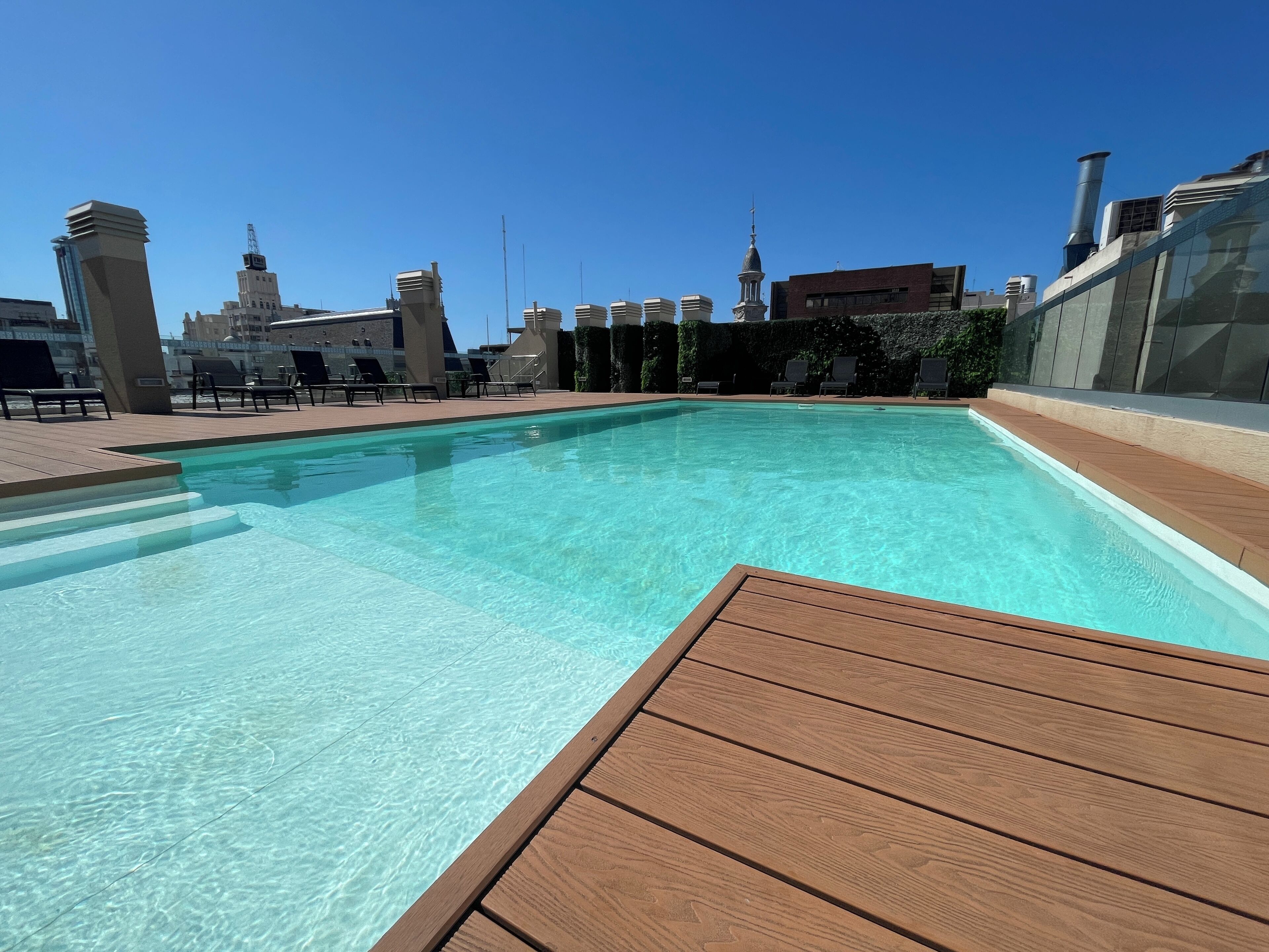 Hồ bơi ngoài trời, mở cửa từ 9:00 đến 20:00, ghế dài tắm nắng 