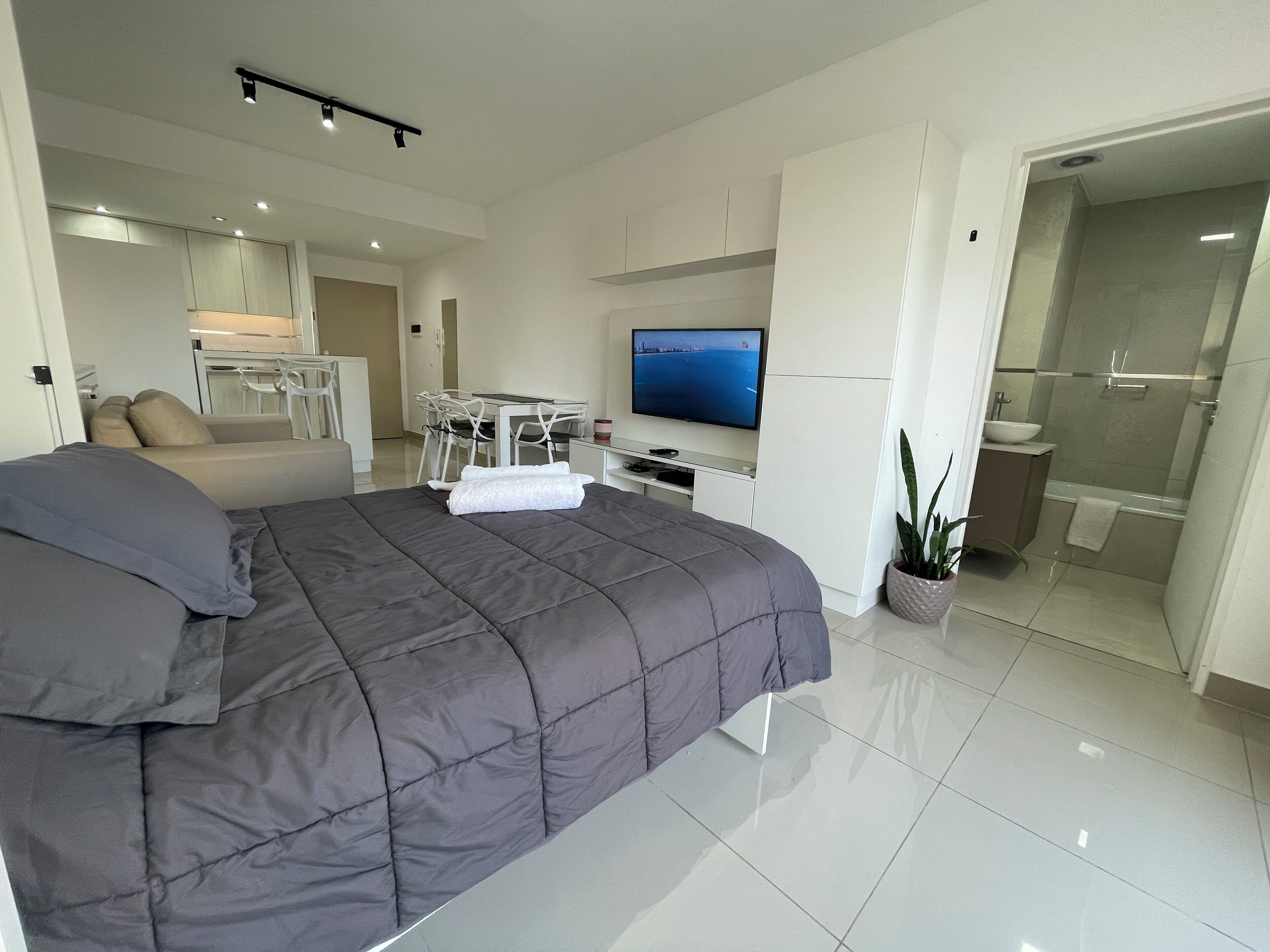 Estúdio, sacada | Individualmente decorados, individualmente mobiliados, escrivaninha