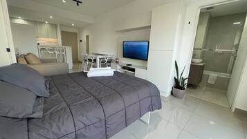 Estúdio, sacada | Individualmente decorados, individualmente mobiliados, escrivaninha